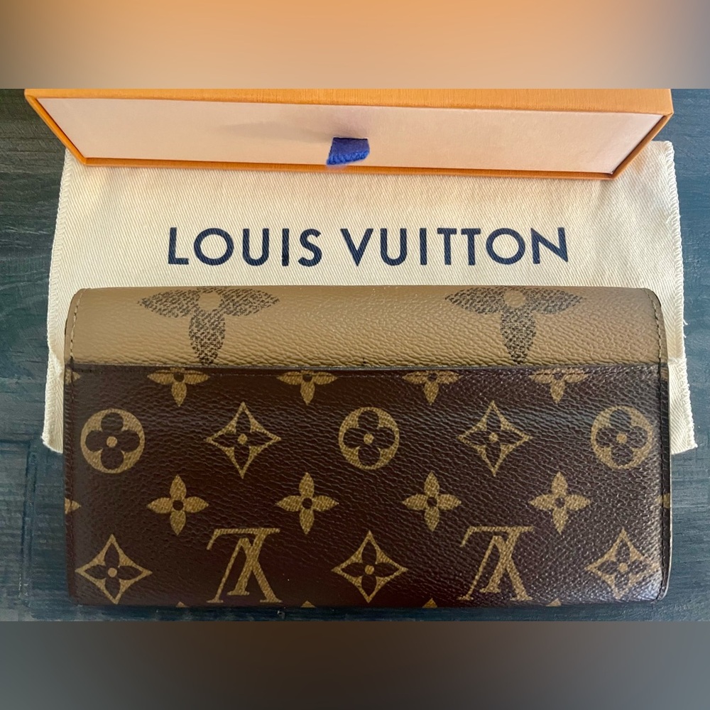 Louis Vuitton Reverse Monogram Sarah Wallet - Picture 3 of 14